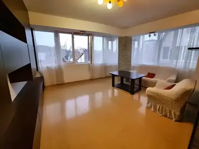 Apartament inchiriere Sector 2 Bucuresti living cu televizor